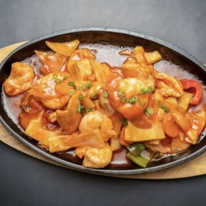 Plat rouge &lsquo;François&rsquo; 
(Noix de st-jacques, scampis, poulet, sauce tomate ail) 🌶️